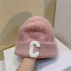 Bonnet en fausse fourrure couleur unie avec broderie lettre C, unisexe adulte, tricoté à la main, chaud pour l'hiver, style décontracté, 56-58CM, 2026 - Product Image 1