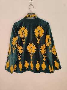 Chaqueta de Terciopelo Bordada a Mano con Motivo de Granada, Estilo Boho, Arte Popular Suzani, Hecha por Artesanos - Product Image 2