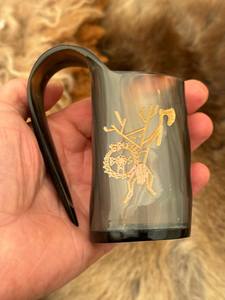 Petits mais très puissants, j'aime ces petits gobelets en corne, le design est inspiré de mon Bushman, basé sur des sculptures nordiques anciennes. - Product Image 3