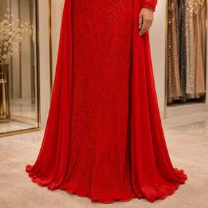 Robe de soirée longue rouge en satin perlé, coupe trapèze, avec cape drapée, silhouette fourreau et traîne Watteau, pour réception de mariage, soirée ou occasion formelle - Product Image 4