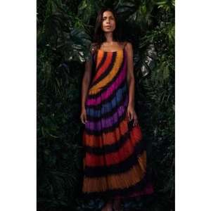 เดรสยาวลายดอกไม้ คอวี แขนกุด สไตล์ลำลองสำหรับผู้หญิง ดีไซน์ใหม่ ขายส่ง ราคาพิเศษ เหมาะสำหรับใส่ไปเที่ยวทะเลช่วงฤดูร้อน - Product Image 1