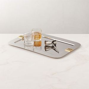 Plateau de service rectangulaire de luxe en métal argenté, idéal pour les hôtels, avec élégantes poignées décoratives dorées à motifs Art Déco - Product Image 3