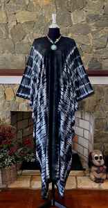 เดรสคาฟทันผ้าเรยอนสีดำลายมัดย้อมชิโบริ ไซส์พลัส ทรงหลวมพลิ้วใส่สบาย เหมาะสำหรับใส่ไปเที่ยวพักผ่อน - Product Image 3