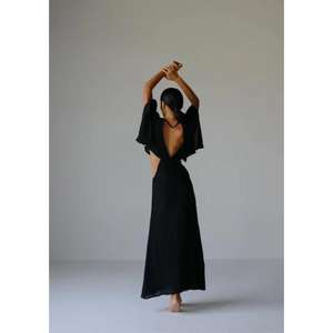 Robe longue noire pour femme à col en V, découpes et manches évasées |   Robe de soirée à taille naturelle, imprimé floral, écologique - Product Image 5