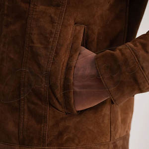 เสื้อแจ็คเก็ตซาฟารีหนังกลับสีเบจสำหรับผู้ชาย ทำจากหนังแกะแท้ มีกระเป๋าหลายช่อง พร้อมเข็มขัดและกระดุมคอสูง - Product Image 6