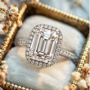 Anillo de Compromiso y Boda Solitario de Plata de Ley 925 con Moissanita Corte Esmeralda y Engaste de Garras Chapado en Oro - Product Image 3