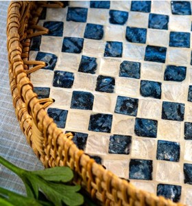 Plateau de service élégant en rotin écologique à motif damier, incrusté de mosaïque de coquillages bleus, créatif pour table basse et plats - Product Image 3