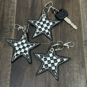 Llavero de Cuero Personalizado de Lujo con Diseño de Estrella a Cuadros, Accesorio con Dije de Estrella, Anillo y Soporte para Llaves de Coche, Regalo para Mujer - Product Image 4