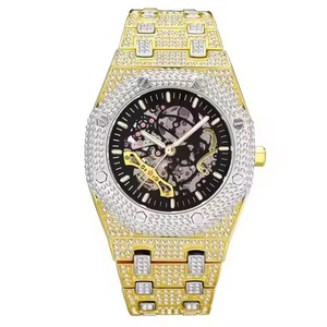 Montre élégante avec diamants en moissanite et mouvement à quartz VVS, conçue pour offrir style, durabilité et fonctionnalités haut de gamme. - Product Image 1