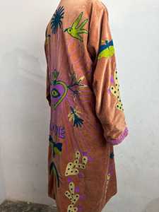 Robe en velours sérigraphié style Suzani, veste de festival bohème, motif floral et oiseaux, vêtement d'extérieur 100% coton, longueur intégrale, fermeture à cordon - Product Image 2