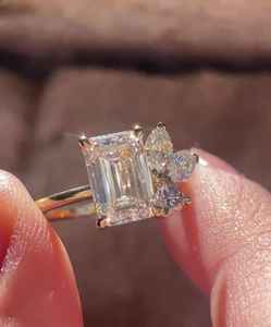 Anillo de Diamantes con Esmeralda Cultivada en Laboratorio, Corte Esmeralda con Diamantes en Formas Múltiples, Anillo de Compromiso para Mujer, Regalo con Joyería de Oro Amarillo de 14k - Product Image 2