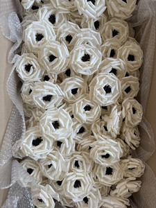 Flor de Madera Sola Artificial Decorativa VADEE, Rosa Hecha a Mano de 10cm, Blanca Premium, Sostenible, de Tailandia, Venta al Por Mayor - Product Image 2