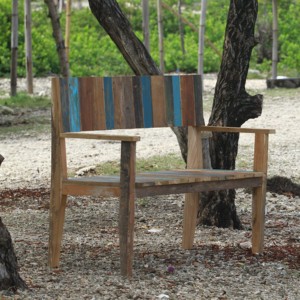 Banc de patio en bois massif peint et récupéré pour l'extérieur, 2 places - Product Image 1