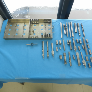 Instrumentos Quirúrgicos Ortopédicos Cervicales Anteriores Codman con Estuche - Product Image 1