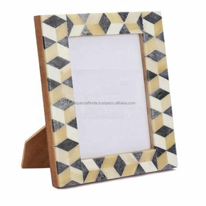 Cadre photo en bois fait main avec motif étoiles et rayures, décoration de table audacieuse et artisanale pour un accent artistique. - Product Image 3