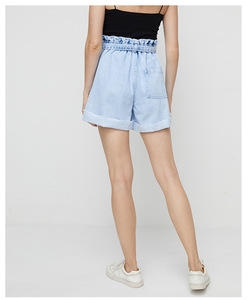 Shorts en jean bleu clair taille haute pour femme avec ceinture, style décontracté, coupe régulière, tissu en coton lavé respirant - Product Image 4