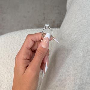 Anillo de compromiso de diamante cultivado en laboratorio de 4.50 quilates con corte ovalado, halo oculto tipo catedral, pavé, para fiesta de bodas, certificado, oro blanco de 9K - Product Image 2