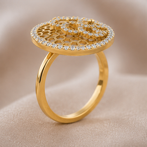 แหวนเพชรเลี้ยงในห้องปฏิบัติการ ดีไซน์ลายดอกไม้ ทองคำ 18K ลายรังผึ้งฉลุลาย สำหรับงานเลี้ยงค็อกเทล ผลิตโดยผู้ผลิตเครื่องประดับ - Product Image 4