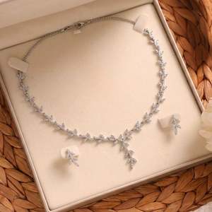 Ensemble de bijoux de mariée plaqué or Rajkumari en argent de marque Hallmark avec rubis, zircon et perle - Product Image 1