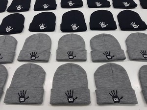 Gorro unisex premium con tela elástica transpirable, ajuste suave y cómodo, logotipo estampado a mano, colores gris y negro, bordado. - Product Image 1