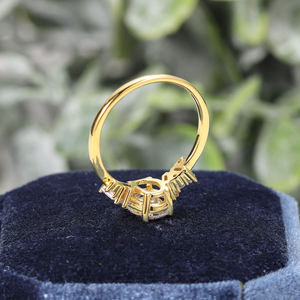 Bague de fiançailles unisexe AMBER JEWELS en or jaune avec moissanite taille brillant, sertie à griffes, plaquée rhodium, certifiée IGI, classique - Product Image 2