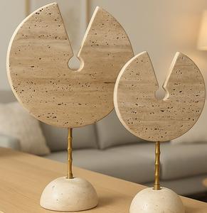 Sculpture d'oiseau abstraite moderne en pierre naturelle de travertin avec support en métal doré, accent de table luxueux pour salon ou bureau - Product Image 3