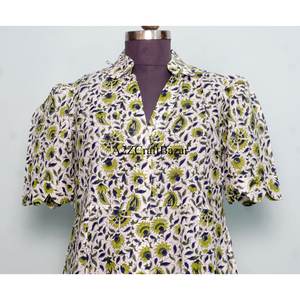 Robes midi décontractées en tricot à col en V de style Kangoura pour femmes, imprimé floral, décoration boutonnée, 100 % coton, lavables et écologiques, par un créateur indien - Product Image 2