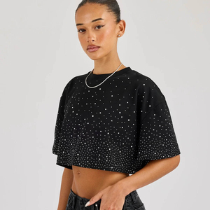 Camiseta corta para mujer con diseño de logotipo personalizado OEM, con cristales de imitación negros, mezcla de algodón, transpirable, estilo urbano. - Product Image 1