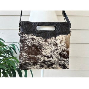 Bolso tote de cuero vacuno occidental con diseño floral grabado a mano, bolso de hombro de piel con pelo y correa ajustable - Product Image 1