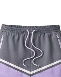 กางเกงขาสั้นผู้ชายสีเทาและสีลาเวนเดอร์แบบมีเชือกผูกเอว มีกระเป๋าซิป สวมใส่สบาย เหมาะสำหรับฤดูร้อน ชายหาด กีฬา แห้งเร็ว - Product Image 6