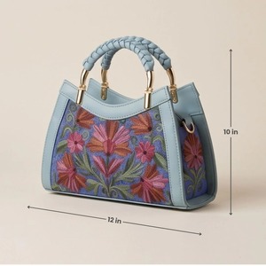 Bolso de Mano con Bordado Crewel de Cachemira, Color Verde Salvia con Flores de Margarita Multicolores, Compre Directamente al Diseñador - Product Image 2