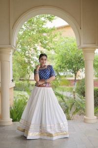 Haut ethnique indien en coton Kora avec imprimé gaufré, broderie Gamthi et travail de dentelle Gota Patti, pour femme, longueur ras du sol, idéal pour les fêtes et les occasions estivales. - Product Image 3