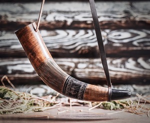 Cuerno Vikingo Pulido Ecológico de ILAHI, Cuerno de Búfalo con Forma Natural Antigua, Correas de Cuero, Estilo Religioso Feng Shui - Product Image 6