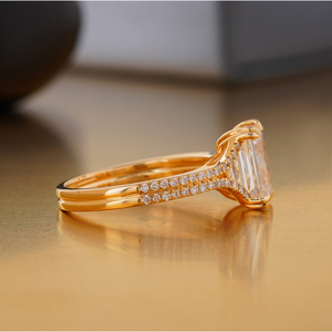 Anillo de Compromiso con Diamante Cultivado en Laboratorio, Corte Esmeralda de 2.11 Quilates, Oro Amarillo y Blanco de 14K, VVS-VS DEF, Solitario con Engaste de Bisel - Product Image 3