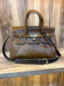 Sac à main en cuir de vachette véritable pour femme |   Sac fourre-tout en cuir marron |   Sac à main artisanal à poignée supérieure et bandoulière |   Vêtements pour femmes sur mesure - Product Image 1