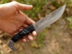 Cuchillo Vikingo Hecho a Mano con Punta de Lanza con Diseño de Cara de Cuervo, Mango de Cuero, Acero con Alto Contenido de Carbono de Grado Industrial, Coleccionable, OEM - Product Image 4
