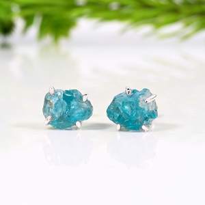 ต่างหูเงินแท้ 925 ประดับอะพาไทต์ดิบ ต่างหูแบบมินิมอลประดับพลอยสีน้ำเงิน - Product Image 4