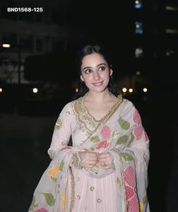 Magnifique robe longue évasée en faux georgette avec broderies de sequins, pantalon et dupatta lourd – Fournisseur indien - Product Image 2