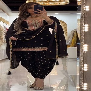 Conjunto de traje Dhoti Salwar VASTRA COTTAGE de georgette sintética pesada con bordado de lentejuelas, top de manga larga y dupatta elegante. - Product Image 4