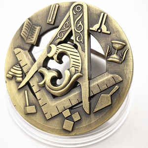 Pièce de défi maçonnique personnalisée, finition bronze antique, motif équerre et compas découpé, outils de travail du Maître Maçon, cadeau - Product Image 3