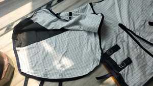 Couverture de cheval légère et imperméable en polycoton, type combo, avec sangles de jambe amovibles, col standard, pour l'équitation en Inde - Product Image 3