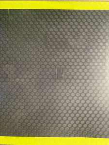 Tapis de fitness noir enroulable sur le sol de la salle de sport avec équipement de musculation dans un intérieur de studio de fitness moderne - Product Image 2