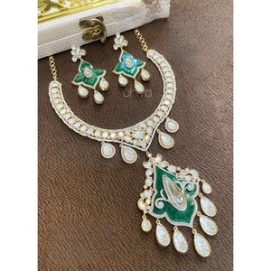 ชุดสร้อยคอพร้อมต่างหูประดับมอสซาไนต์ทรงโพลกี้ ชุบทองเหลืองคุณภาพพรีเมียม ดีไซน์ทันสมัย เหมาะสำหรับงานหมั้น งานแต่งงาน และงานเลี้ยง - Product Image 2