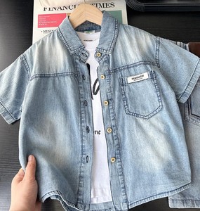 เสื้อเชิ้ตยีนส์แขนสั้นลำลองสำหรับเด็กผู้ชาย ผ้าฝ้ายฟอกสีพื้น ปกคอพับมีกระเป๋า ทรงพอดีตัว - Product Image 3