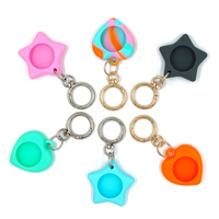 Porte-clés AirTag en silicone et PVC en forme d'étoile - Étui de protection avec couleur et logo personnalisables pour les voyages