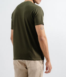 Camiseta de Hombre 100% Algodón, Corte Regular, 220 GSM, Diseño de Logotipo Personalizado, Hombros Caídos, Tejido de Punto de Lujo, Impresión en Serigrafía - Product Image 3