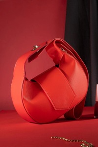 Sac de soirée en cuir pour femme, le plus vendu, avec fermeture légère, idéal pour les mariages et les occasions spéciales, disponible à la vente - Product Image 3