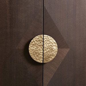 Poignée de porte ronde en laiton martelé avec surface texturée à la main et profil circulaire audacieux pour entrée de villa ou d'hôtel contemporain - Product Image 5