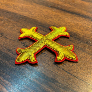 Écusson brodé fait main en or métallique, motif croix religieuse ornée, style classique pour vêtement - Product Image 3