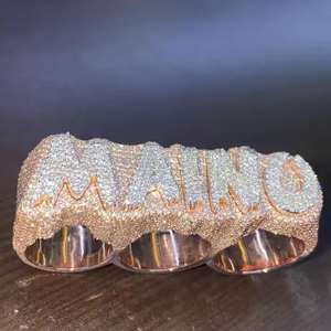Anillo de tres dedos con placa de nombre personalizada, con incrustaciones de moissanita, acabado en oro, joyería de lujo estilo hip hop llamativa para un estilo urbano audaz. - Product Image 2